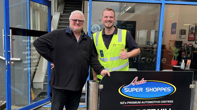 Heiko Schickedanz with Tyrewise rep Mike Maras at Forrest Hill Auto Super Shoppe 800x450